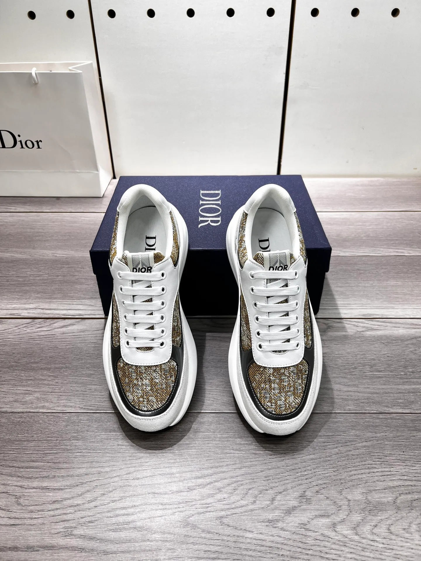 Factory price: 440💰Dior official website new style🎁🎁fashionable casual men's shoes👟, popular style💥simple and elegant version, exclusive for trendy men. Unique official website latest brand elements 👑original decoration, fashionable and generous, imported first-layer cowhide with original fabric✅breathable mesh lining, official website designated wear-resistant casual outsole, counter classic model taken in kind🎬Four colors available, code 38-44. Can be customized 45 non-returnable